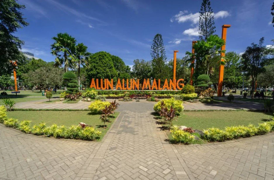 Alun‑Alun Kota Malang: Cahaya Biru Misterius