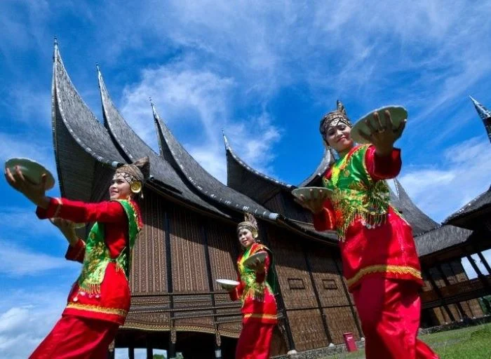Keseruan yang Tak Hanya di Piring: Budaya, Seni, dan Cerita di Balik Kuliner Malam