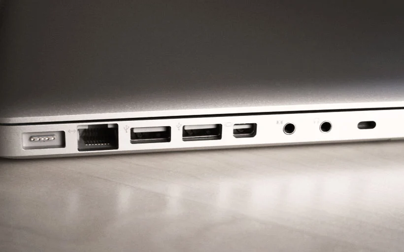 Konektivitas dan Port pada MacBook Neo