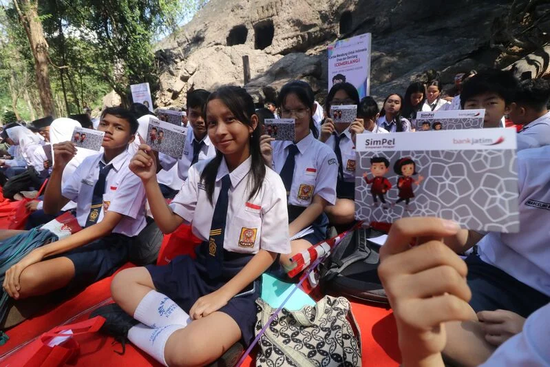 Peran Emas dalam Perekonomian: Fondasi Stabilitas dan Kepercayaan