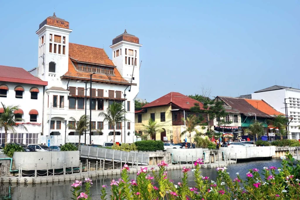 perbandingan antara tempat belanja vintage di kawasan Kota Tua dan mall modern