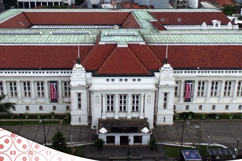 Perbandingan: Museum Bank Indonesia vs. Museum Satria Mandala